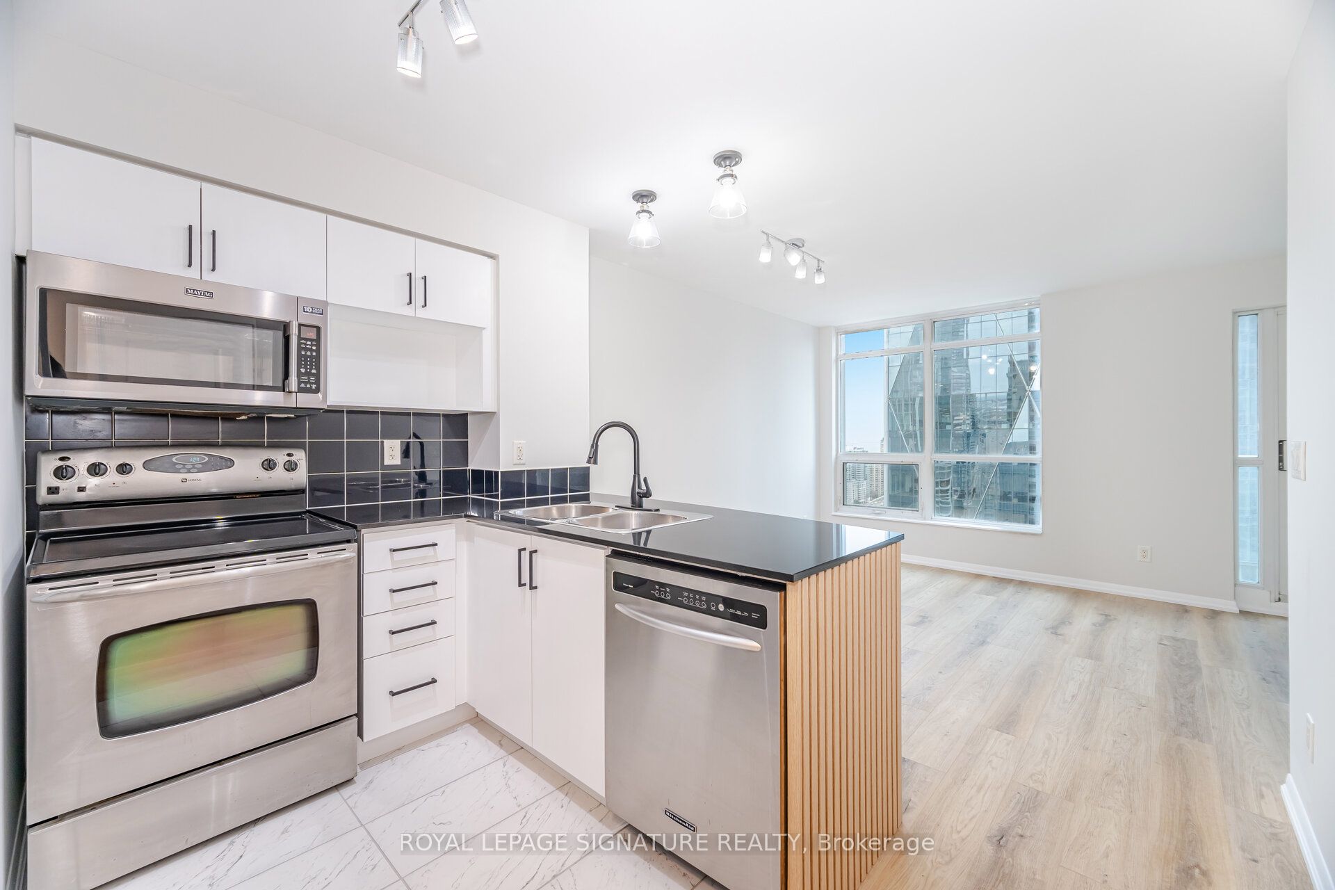 18 Yonge Street 3112