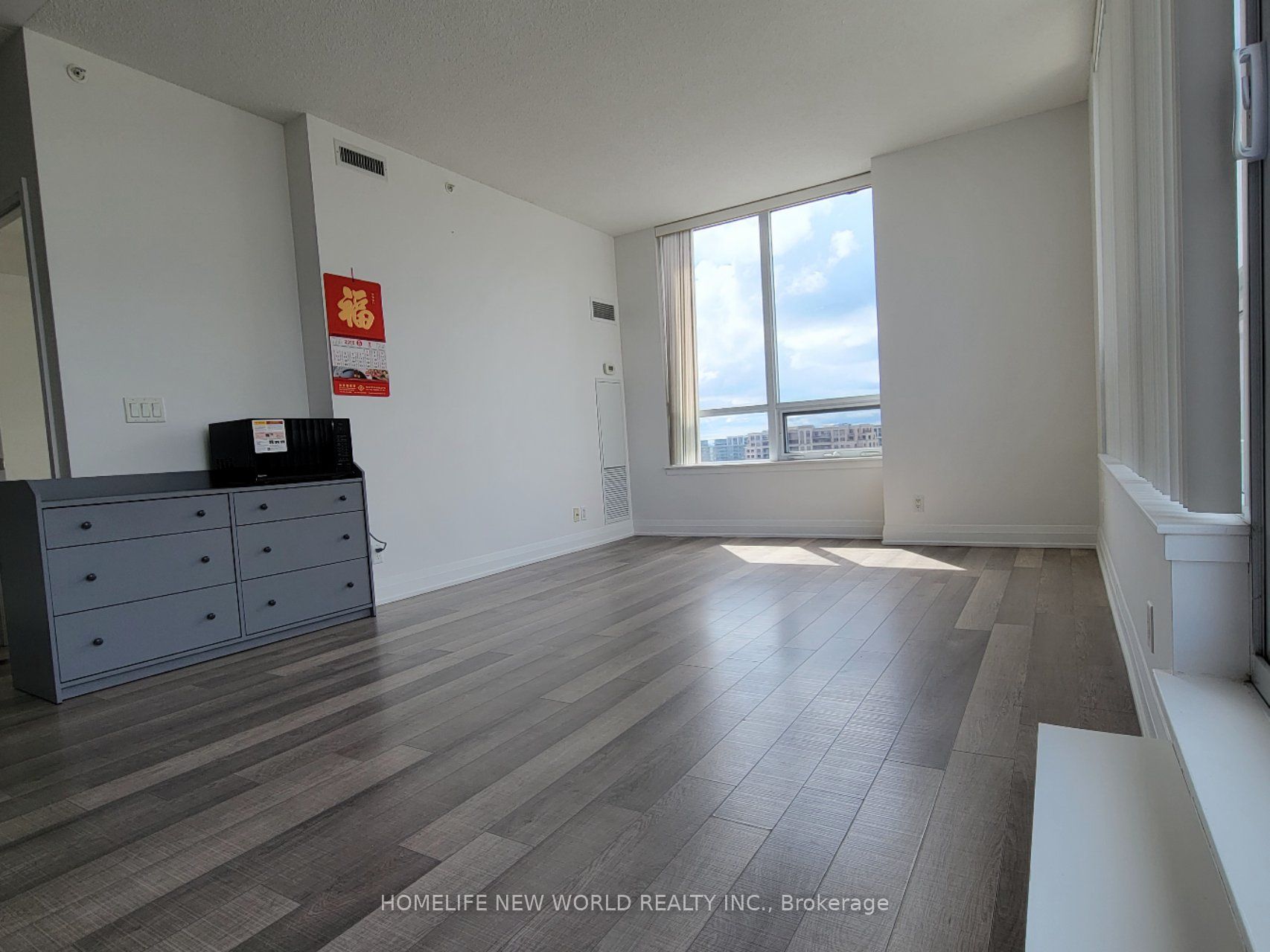 372 highway 7 Avenue E Ph09