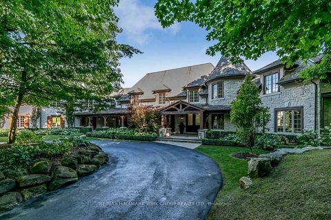 16 Hunters Glen Road Aurora ON L4G 6W4