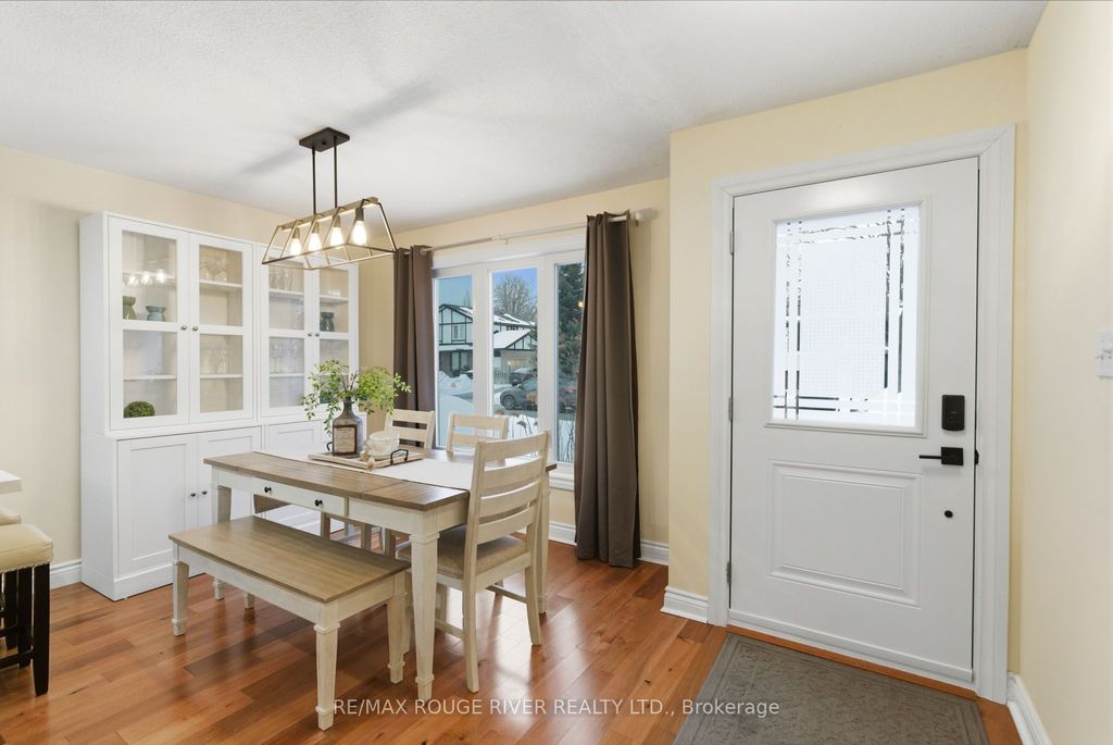 Photo of 5 Glenmount Court, Whitby, ON L1N 5M7 (MLS # E12784154)