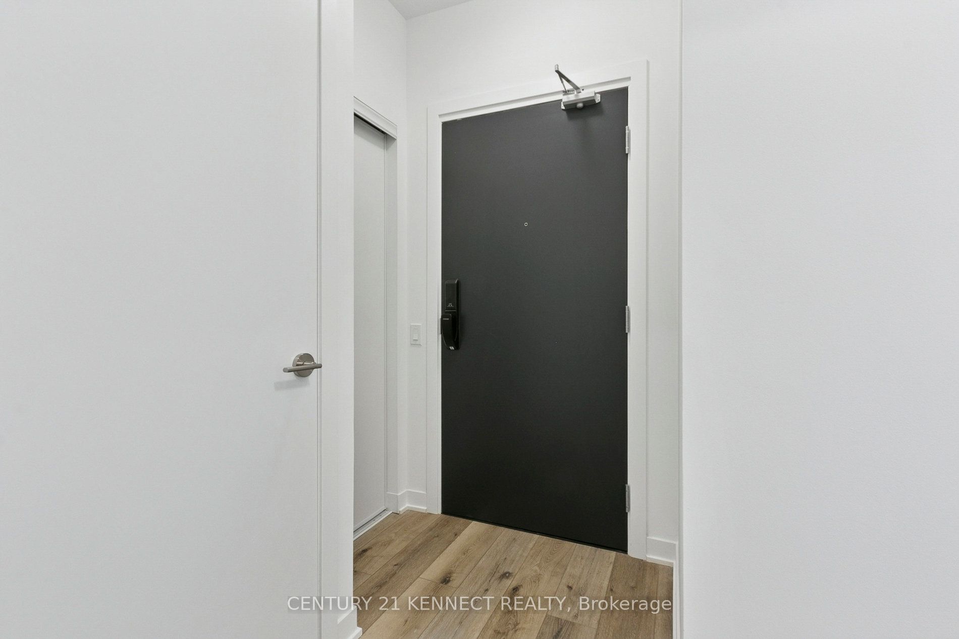 395 Dundas Street W 628