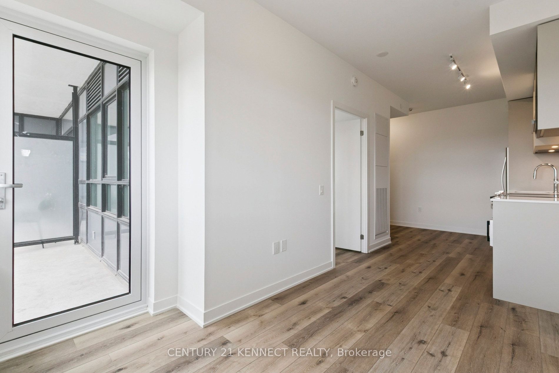 395 Dundas Street W 628