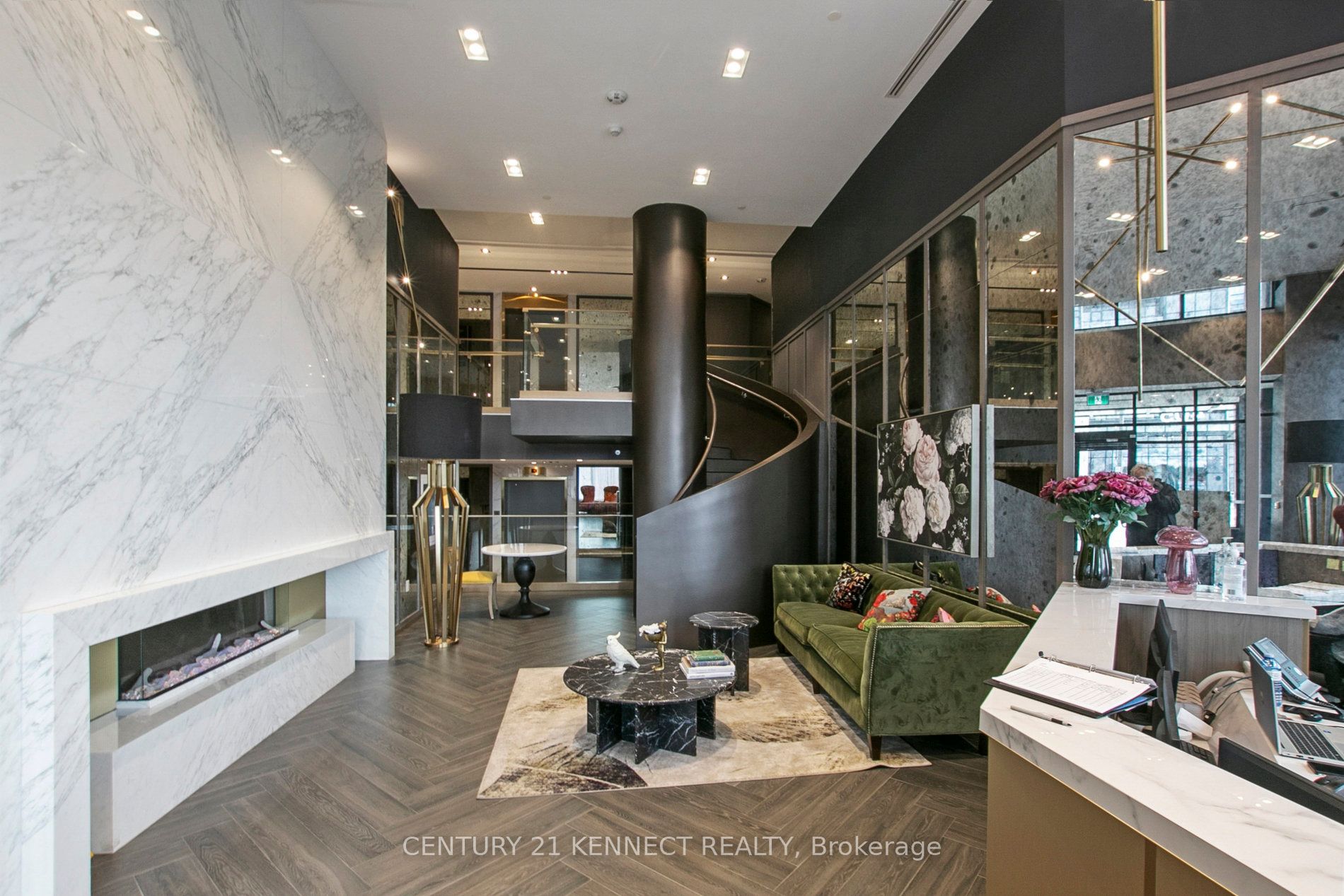 395 Dundas Street W 628