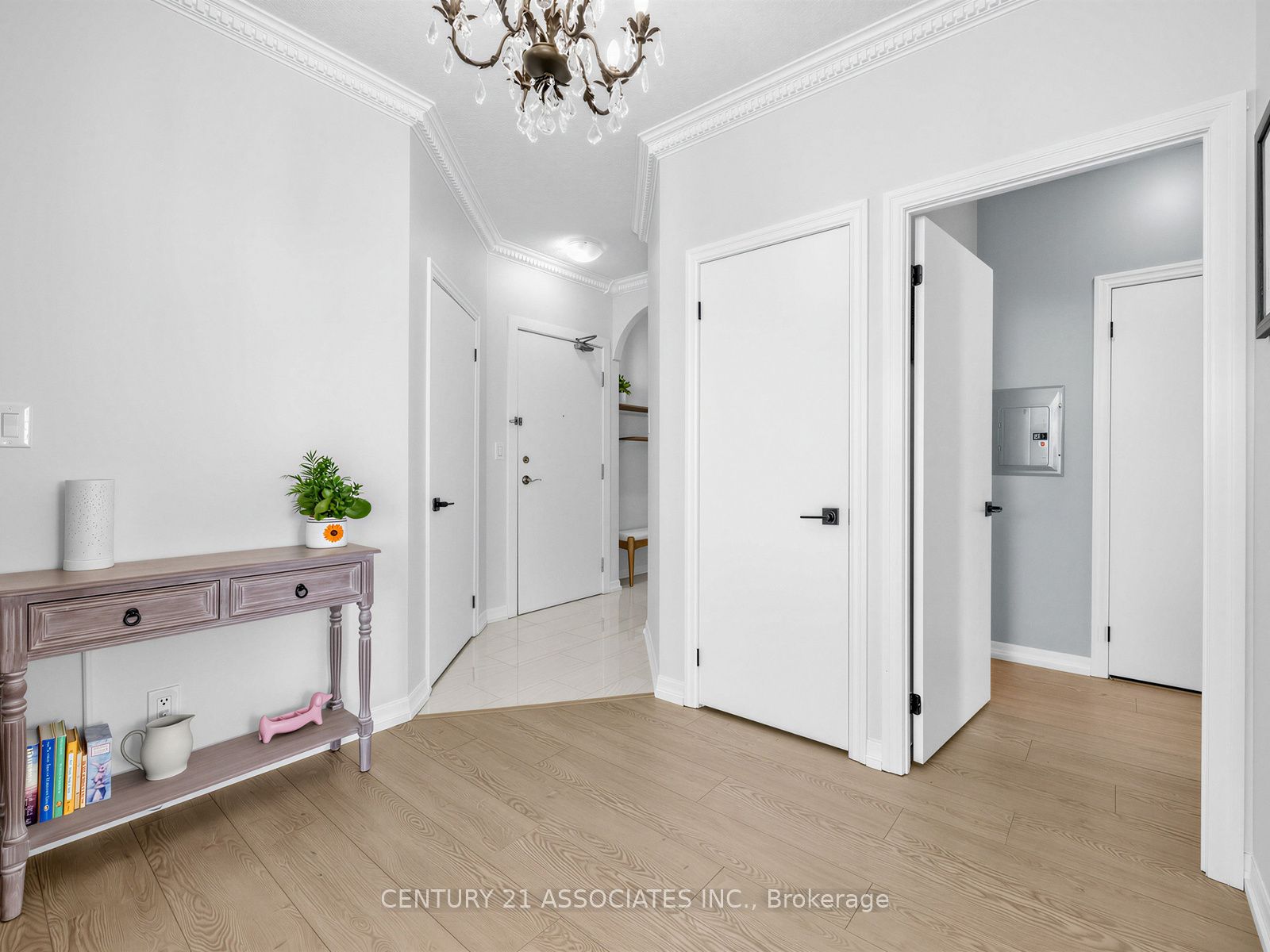 1359 Rathburn Road E 705