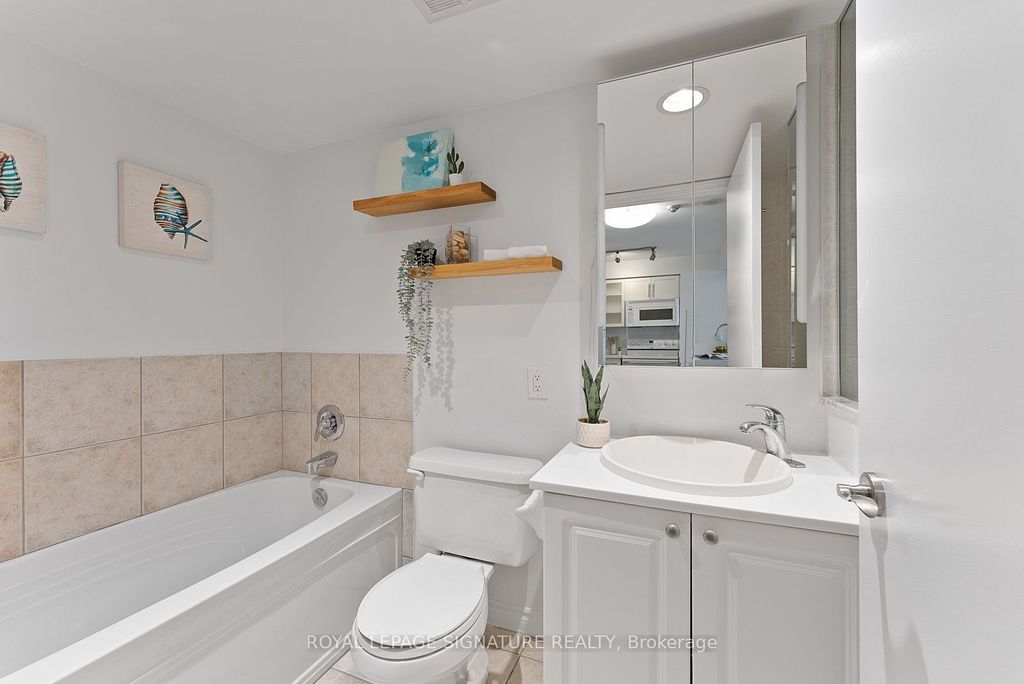 Photo of 410 Queens Quay W #1407, Toronto, ON M5V 3T1 (MLS # C12410138)