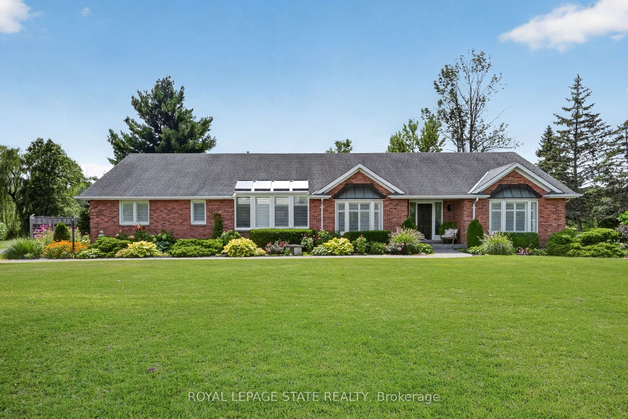 233 CAIRNS Crescent