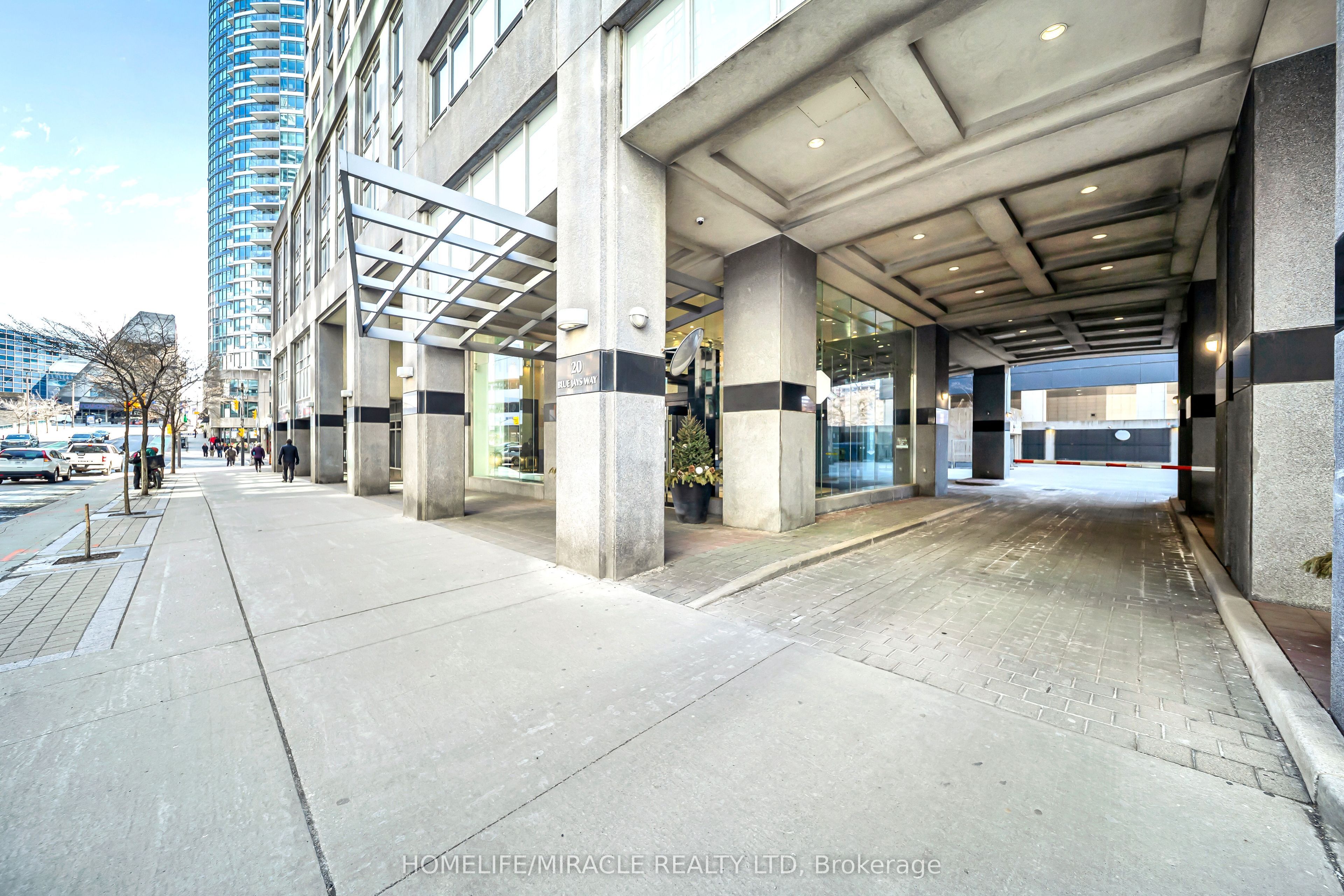 20 Blue Jays Way 1615