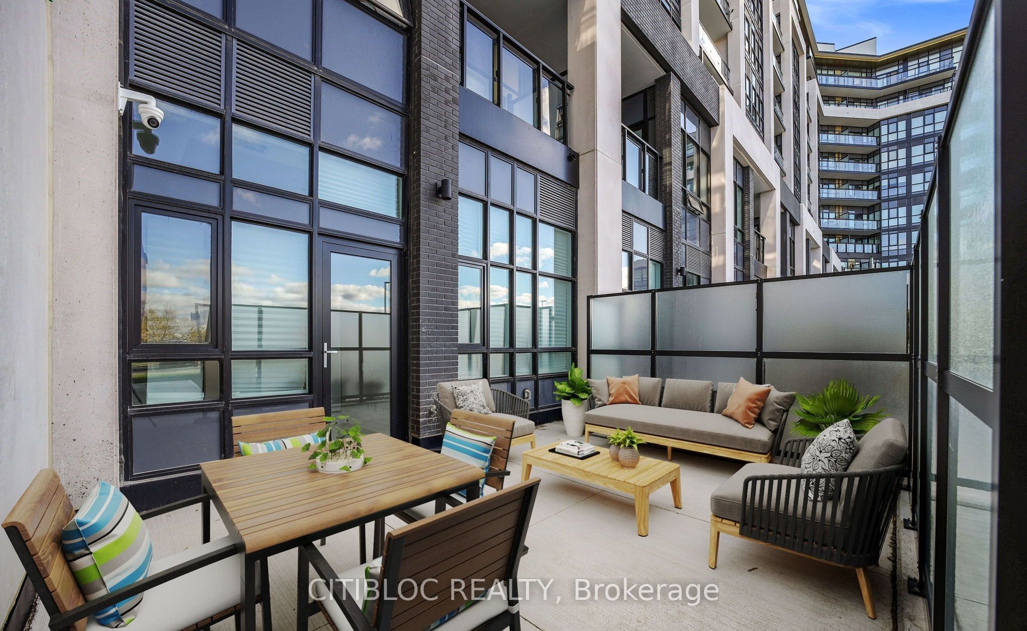 405 Dundas Street W 108