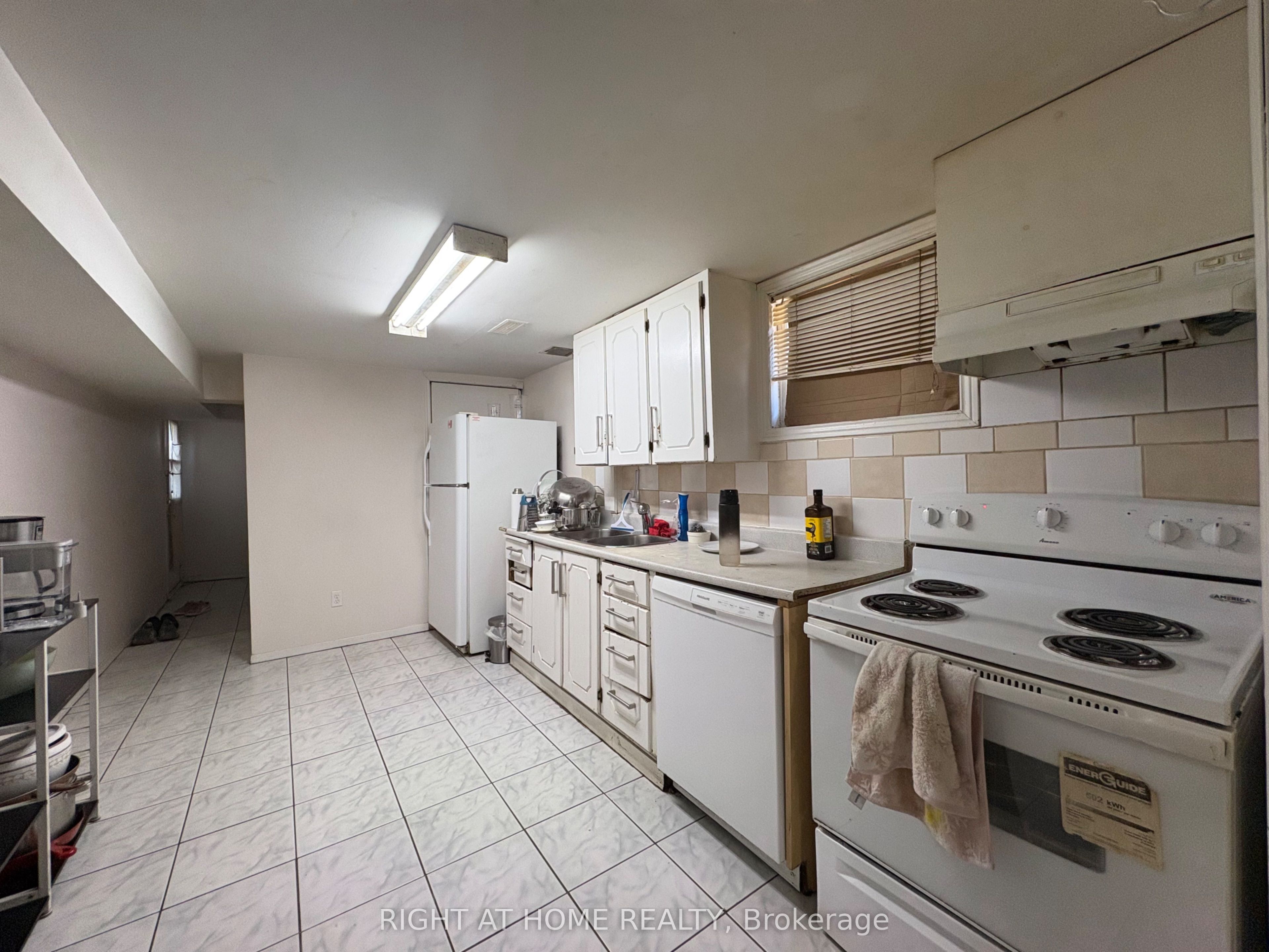 3519 Oakglade Crescent Lower