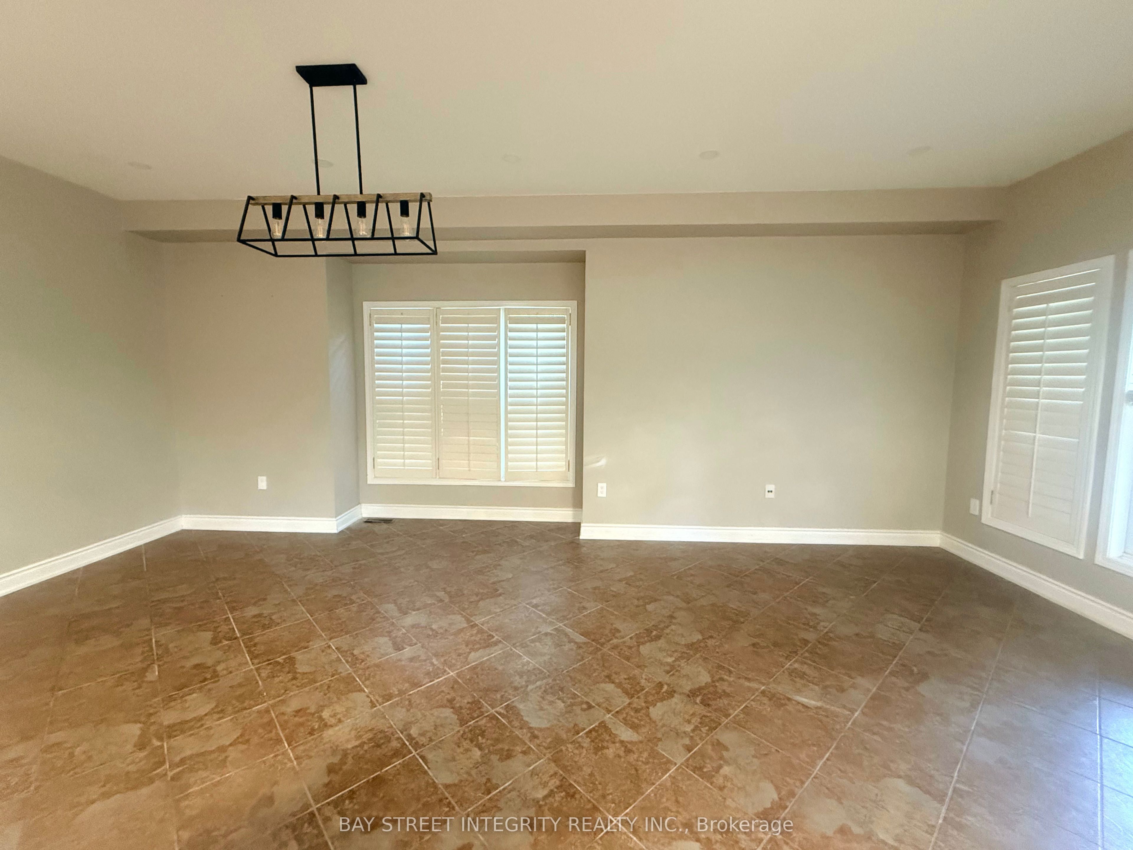 2198 Woodglen Crescent