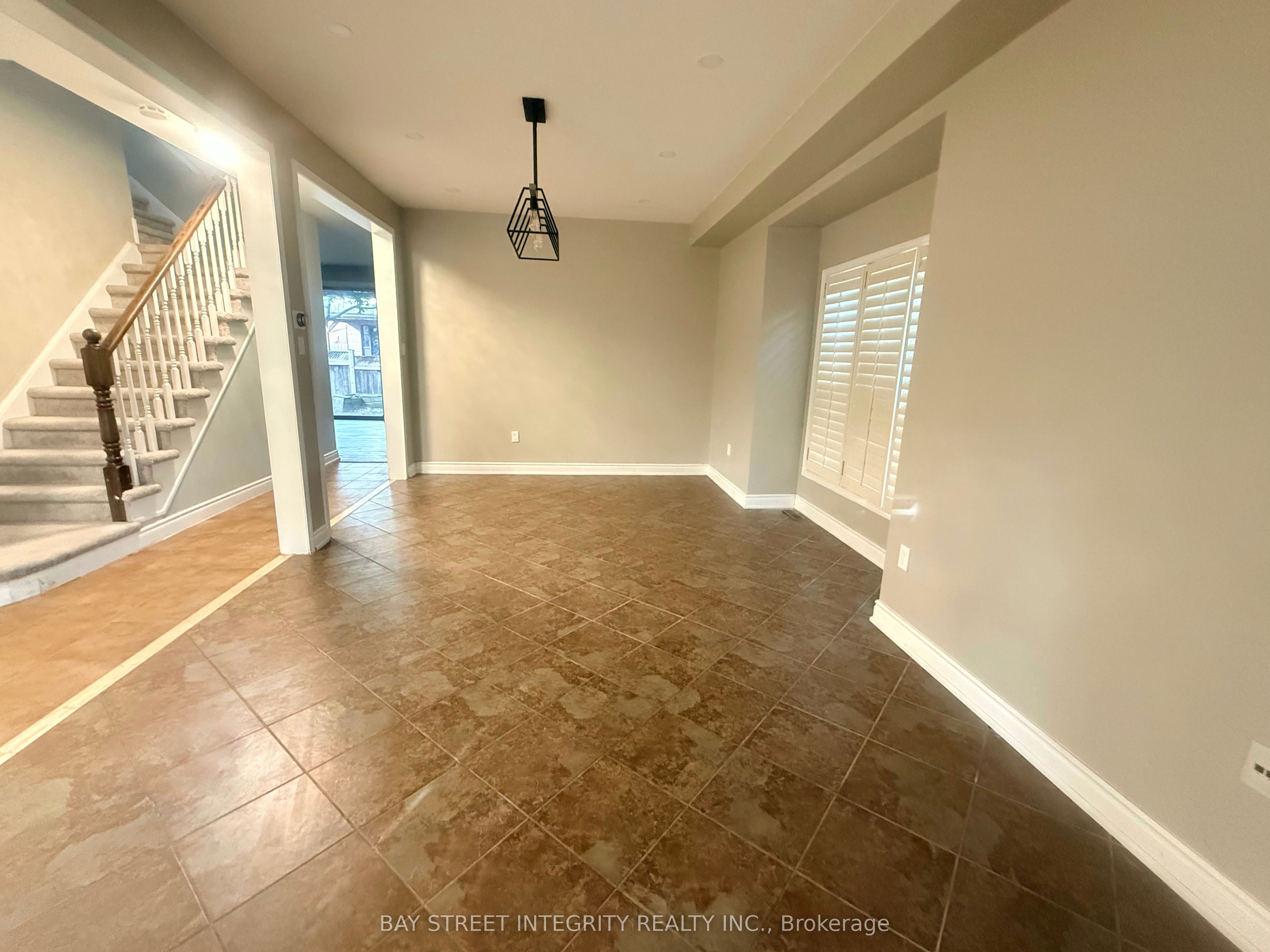 2198 Woodglen Crescent