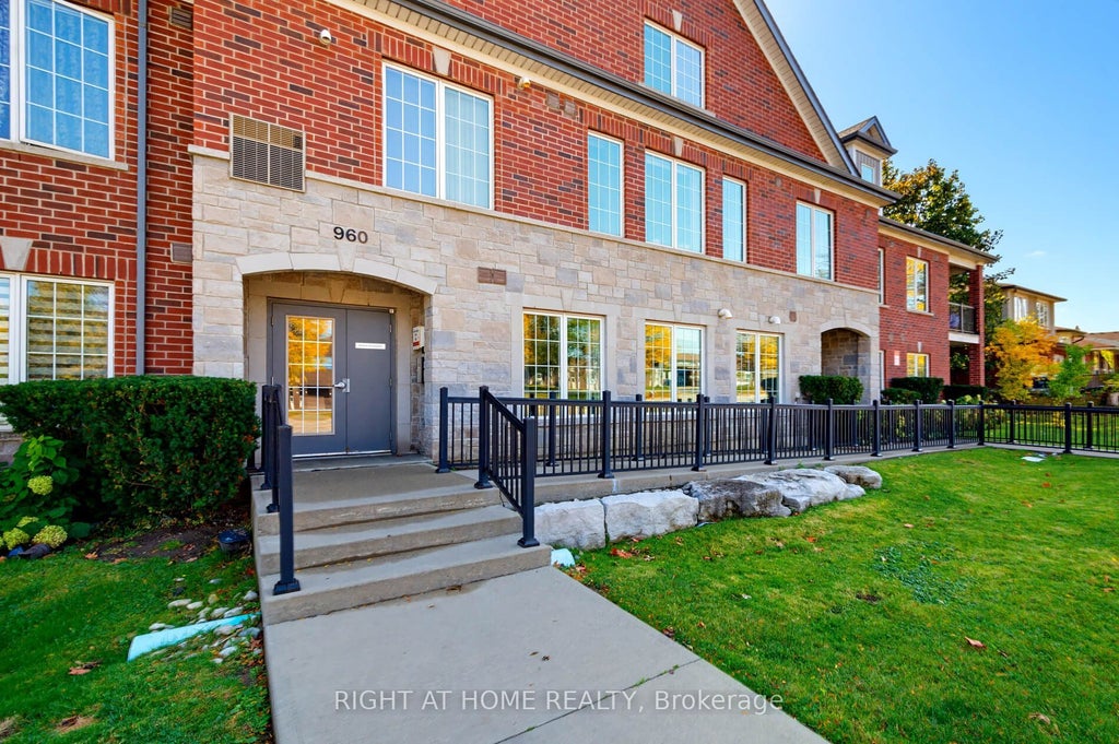 Photo of 960 Bloor Street, Mississauga, ON L4Y 2N1 (MLS # W14036384)