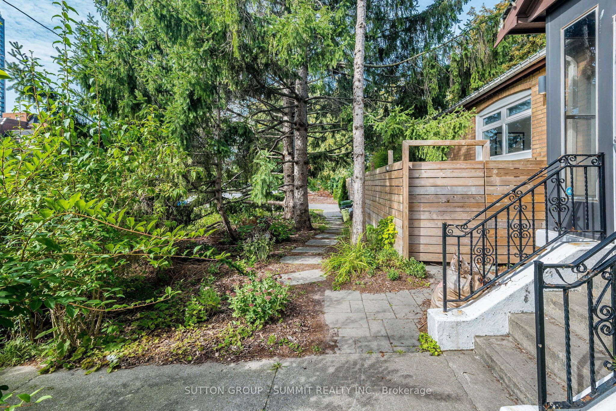 32 ELLIS Avenue