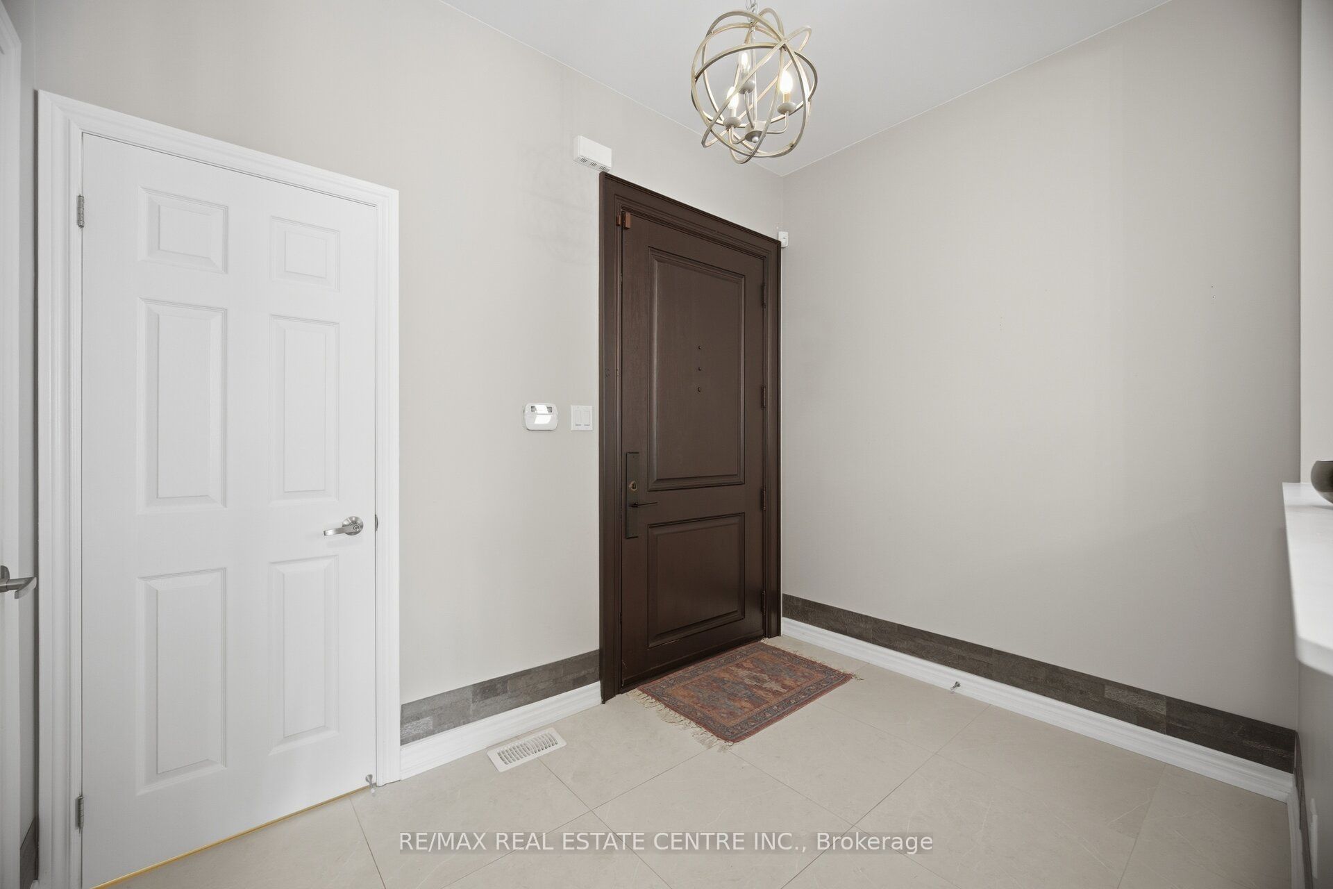 2425 QUETICO Crescent