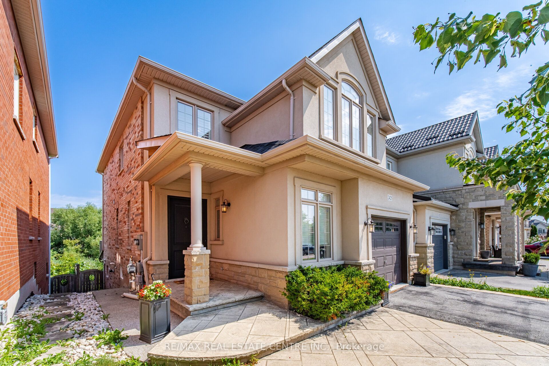 2425 QUETICO Crescent
