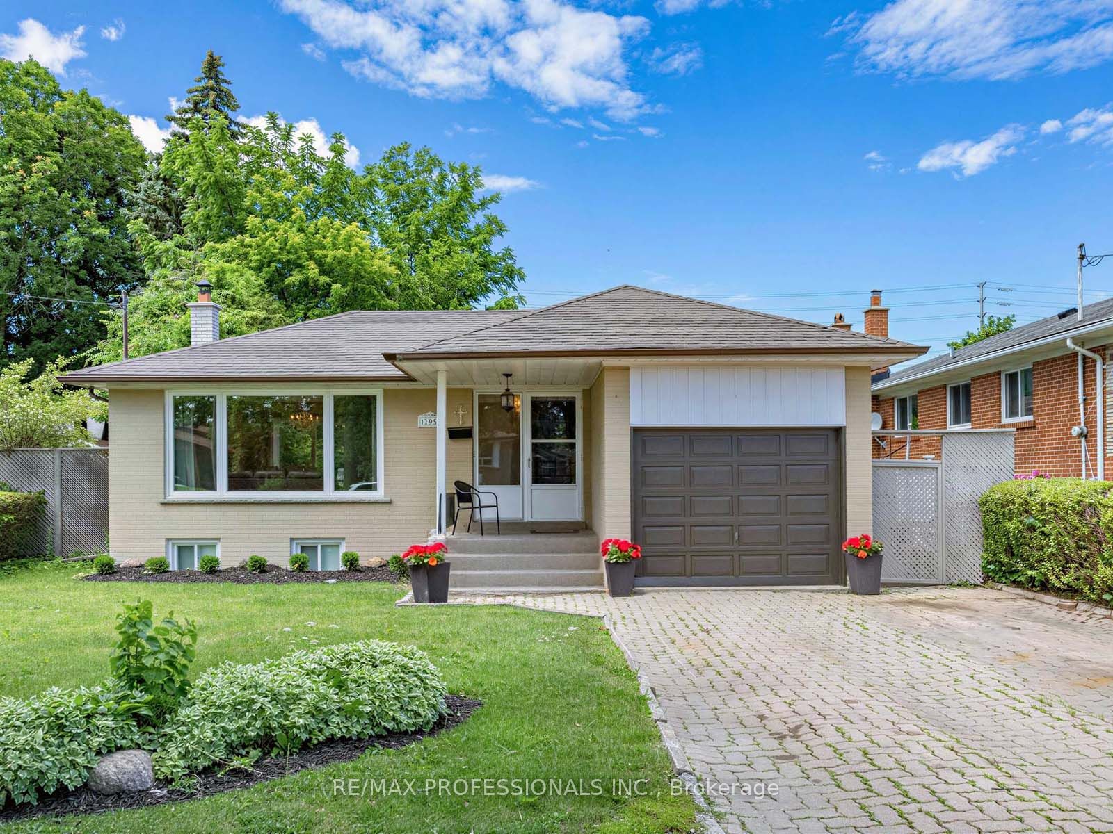 793 Netherton Crescent
