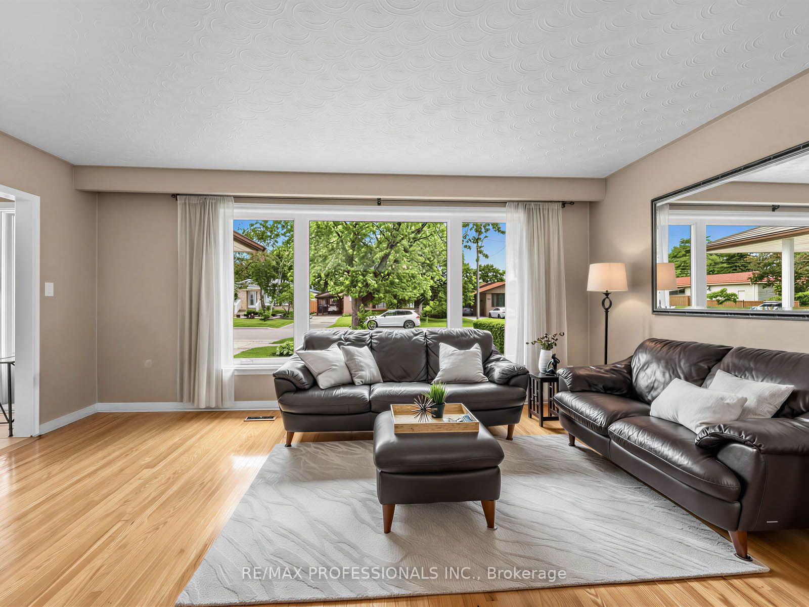 793 Netherton Crescent