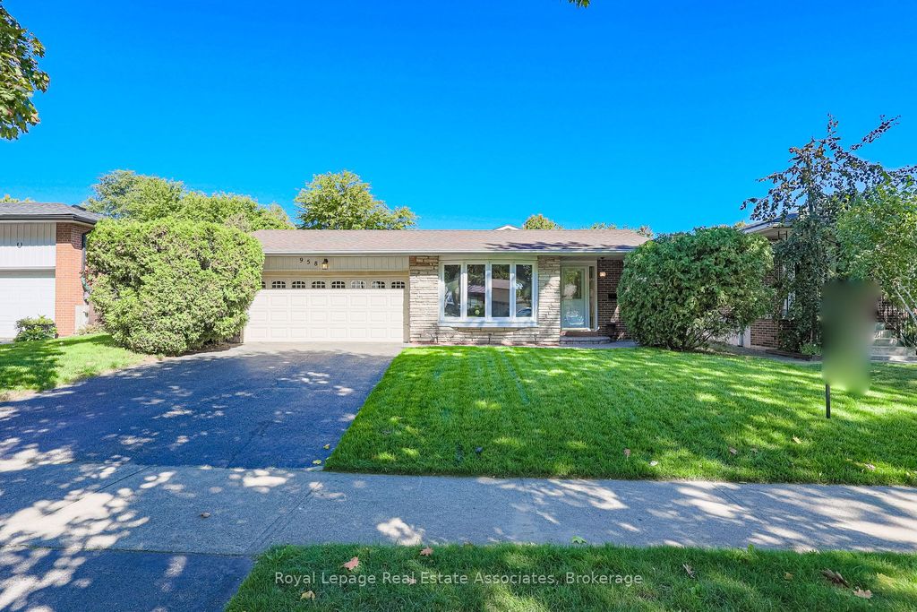 Photo of 958 Fletcher Valley Crescent, Mississauga, ON L5J 2X7 (MLS # W12755152)