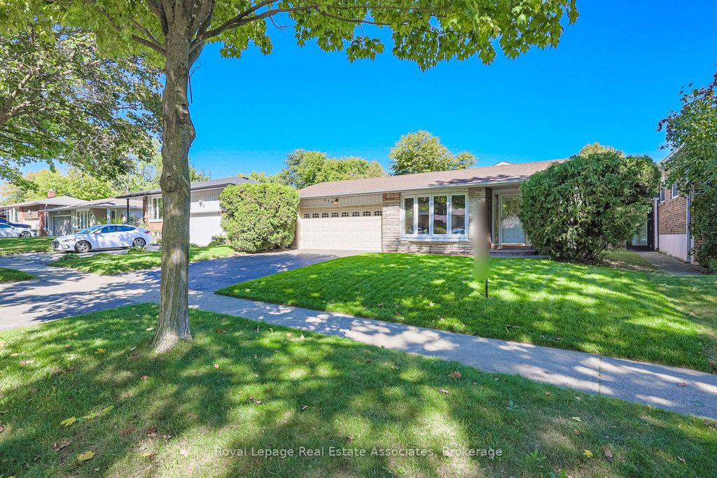 Photo of 958 Fletcher Valley Crescent, Mississauga, ON L5J 2X7 (MLS # W12755152)