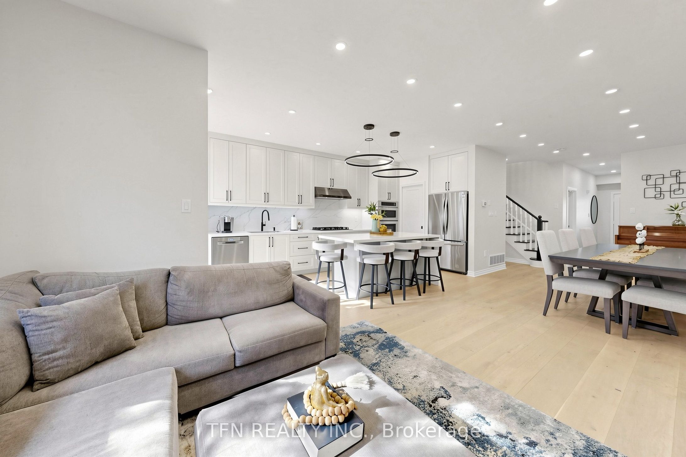 8 Lander Crescent