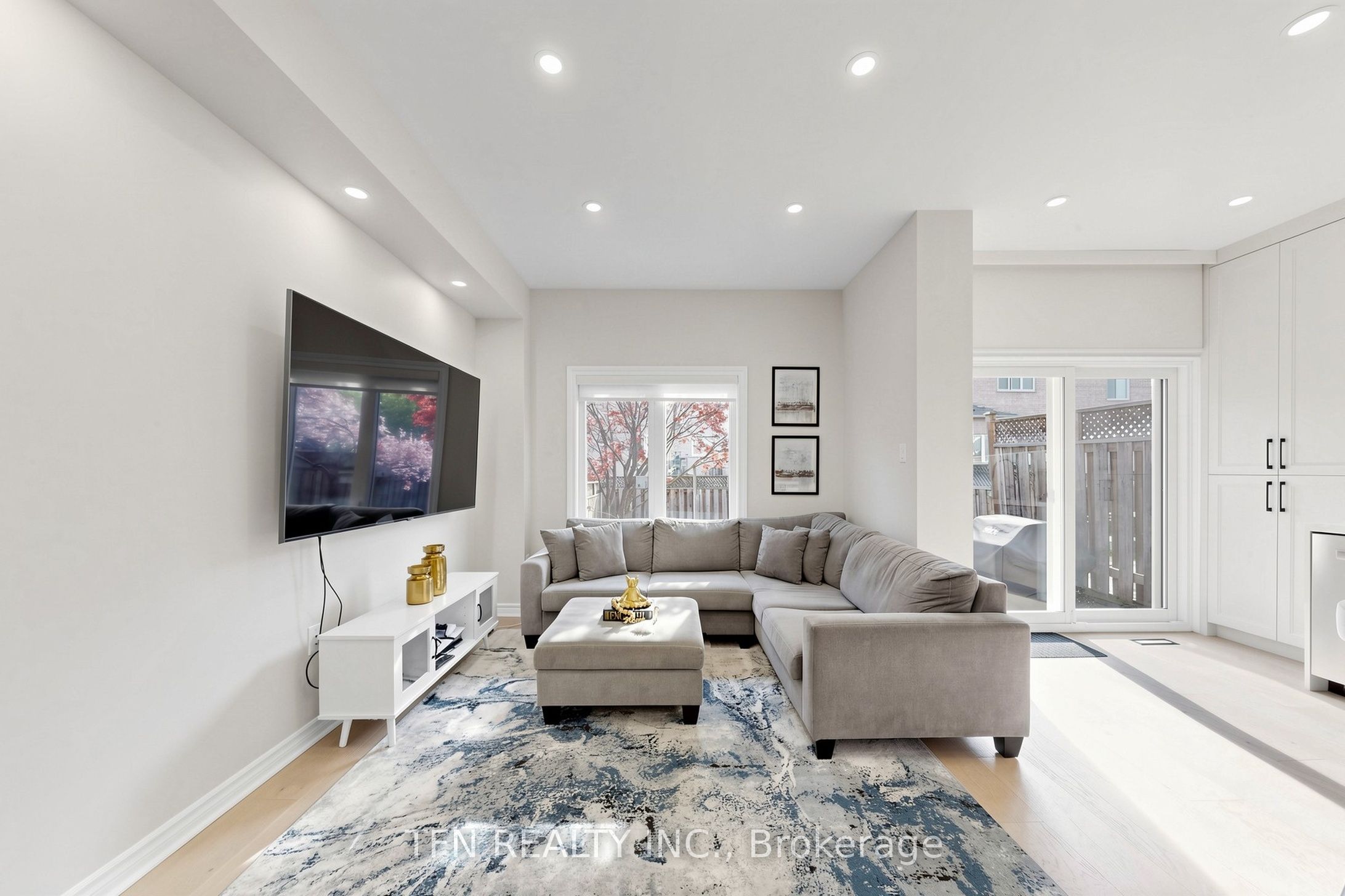 8 Lander Crescent
