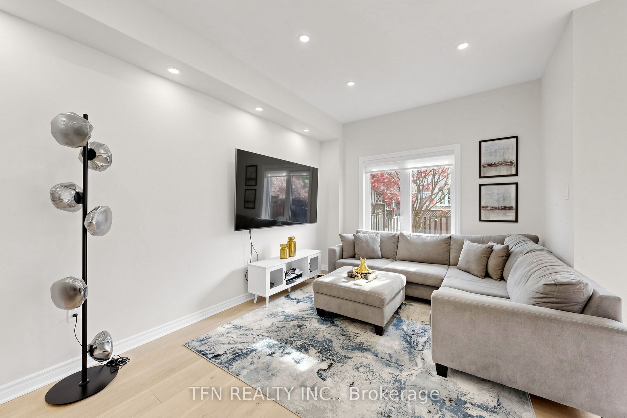 8 Lander Crescent