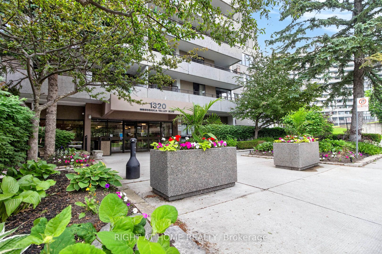 1320 Mississauga Valley Boulevard 806