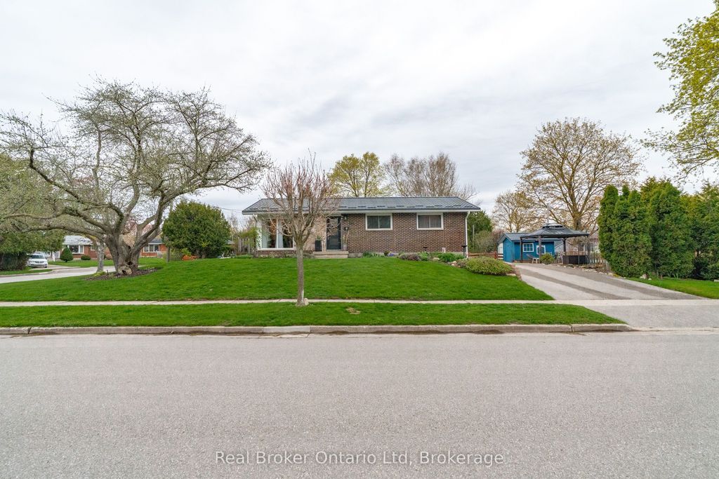 Photo of 6 Eleanor Court, Guelph, ON N1E 1S7 (MLS # X13099858)