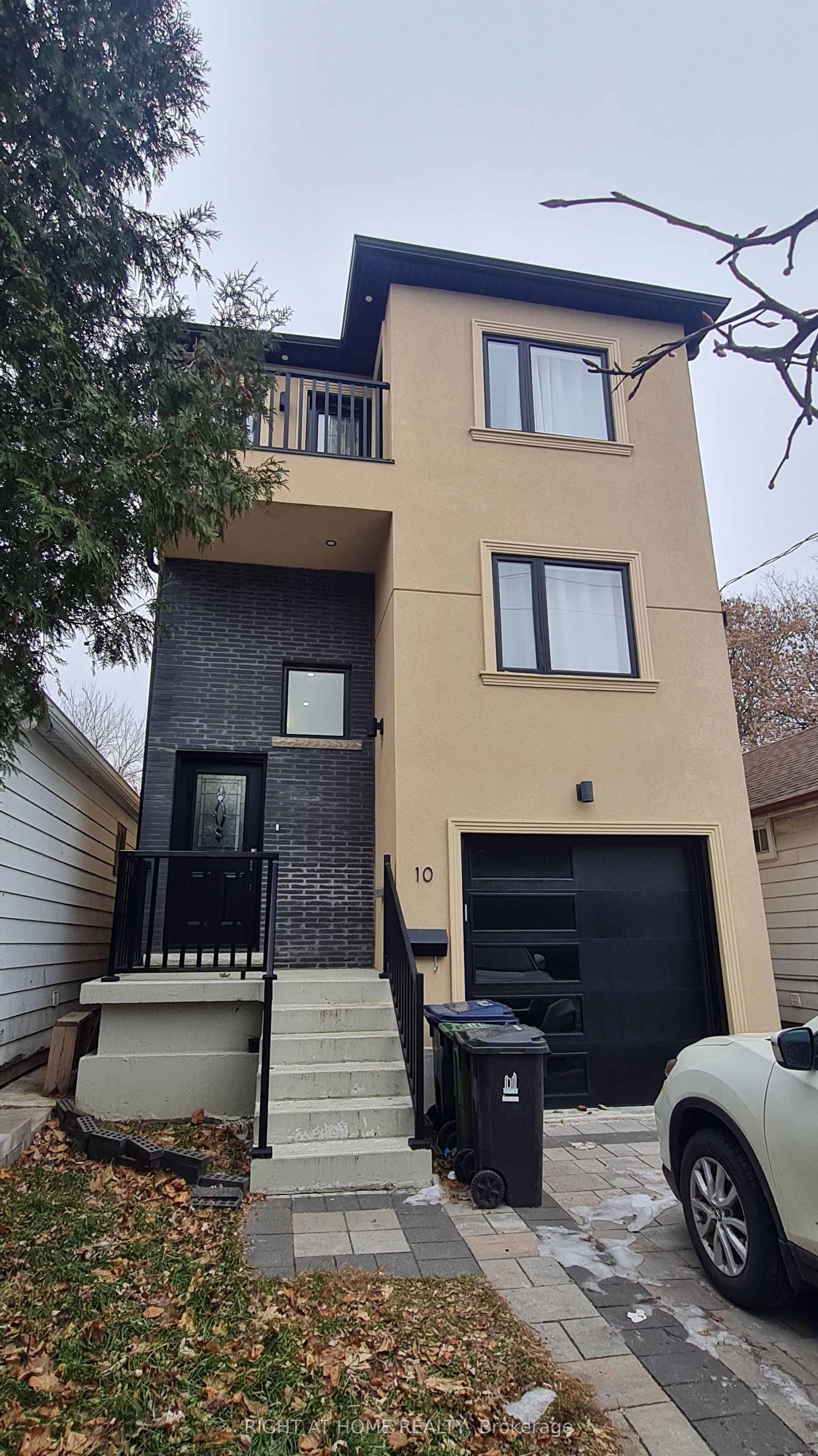 Photo 1 of 17 — 10 Emmott Avenue Room A, Toronto, ON M1L 2X3