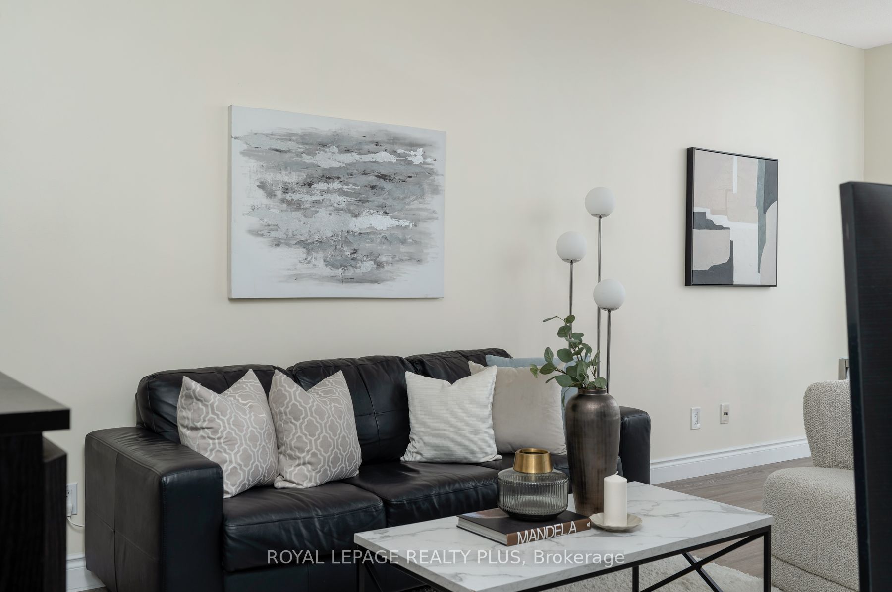 1359 Rathburn Road E 903