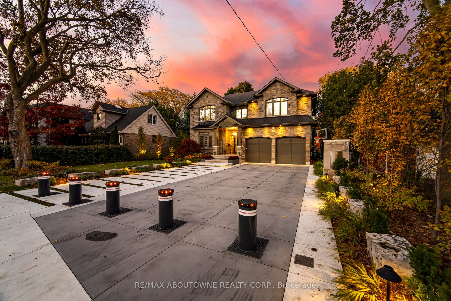 1271 Mineola Gardens