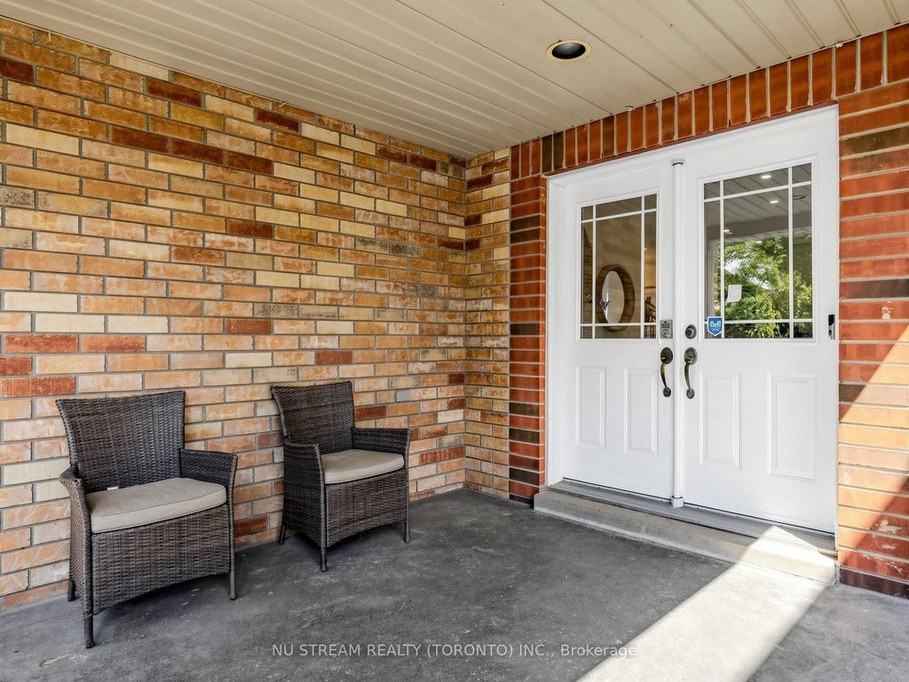 Photo of 157 Bilbrough Street, Aurora, ON L4G 7X1 (MLS # N13722684)