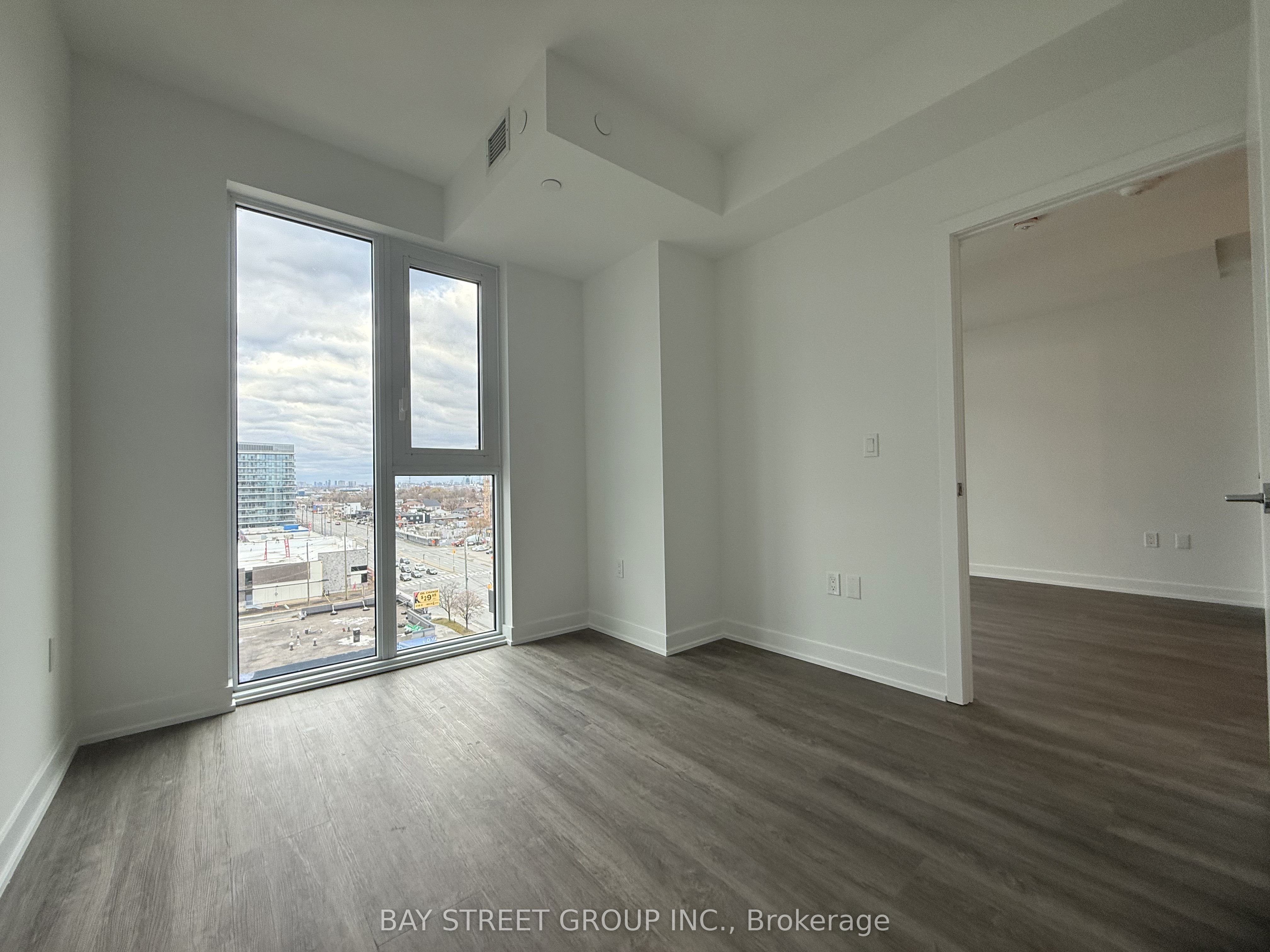 1037 The Queensway N/A 713