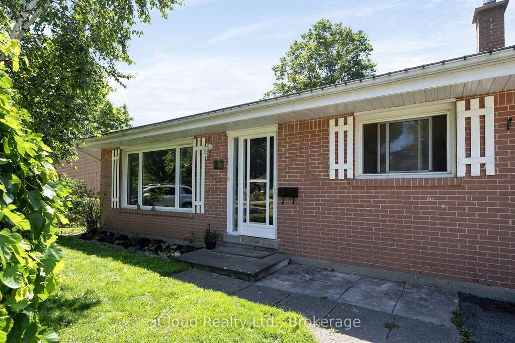 Photo of 32 Mowbray Place, Halton Hills, ON L7J 2J8 (MLS # W13648286)