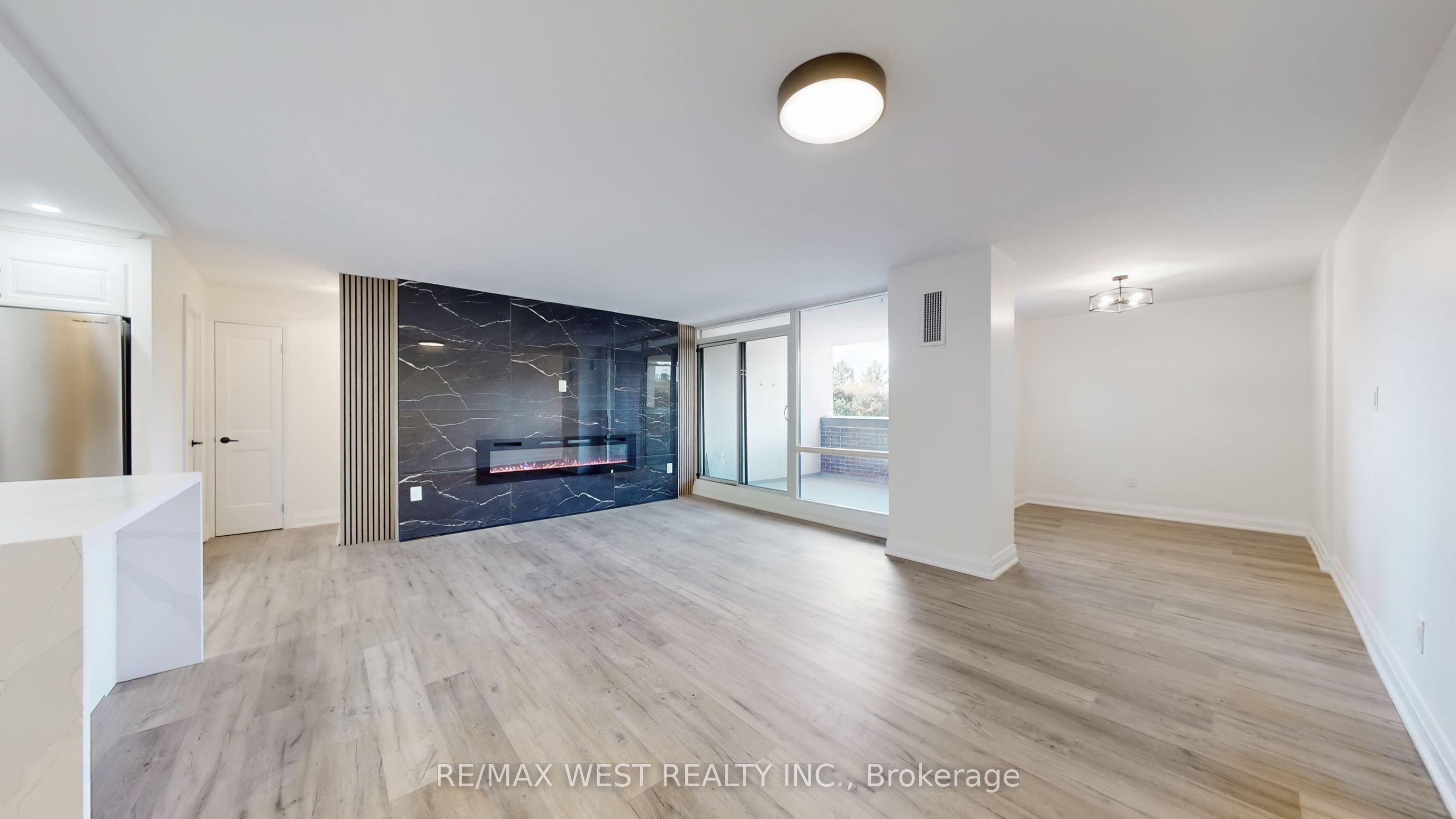 1535 Lakeshore Road E 404
