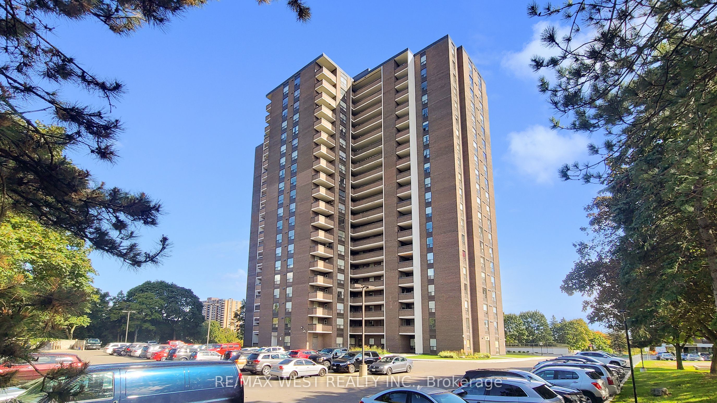 1535 Lakeshore Road E 404