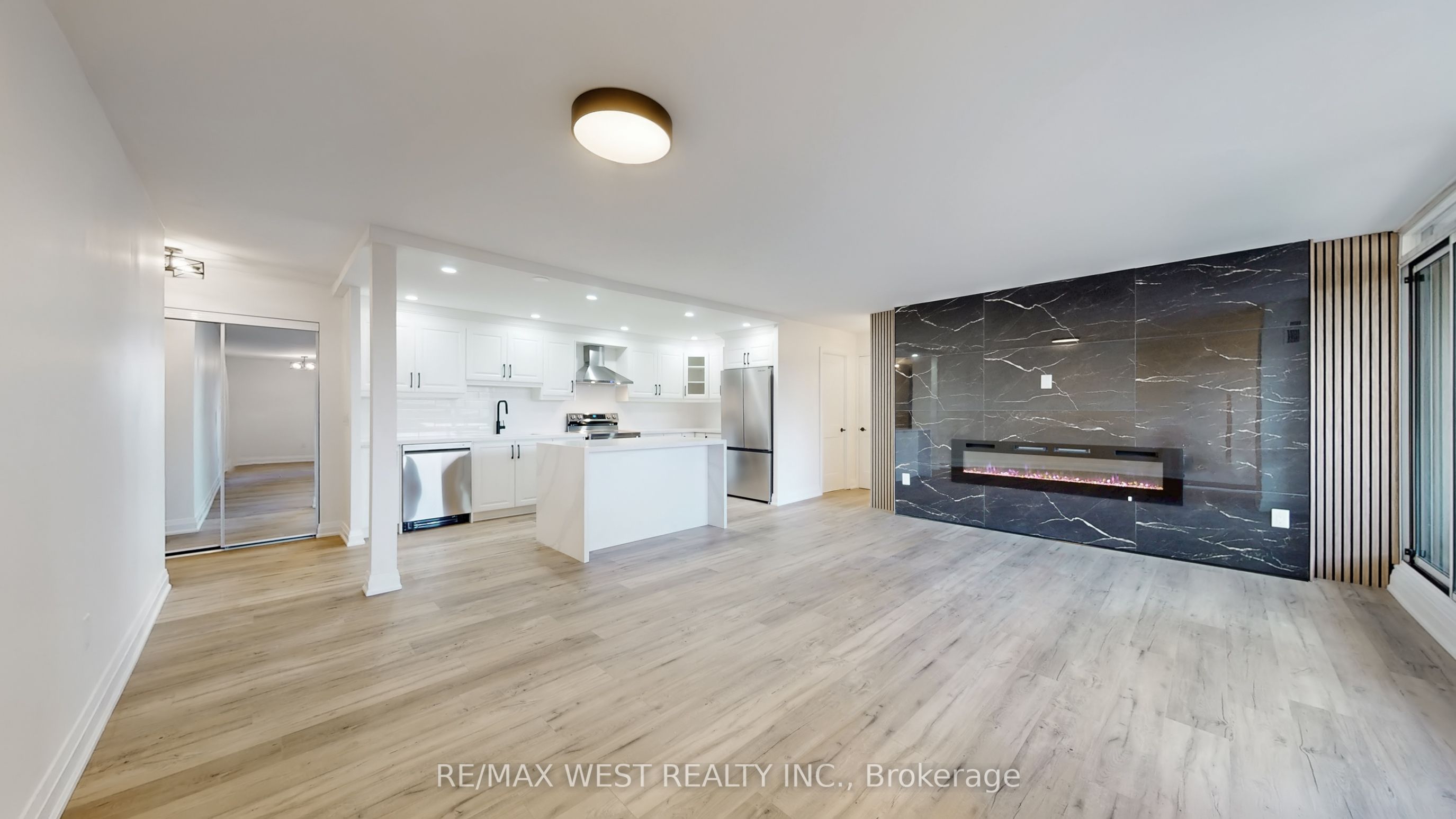 1535 Lakeshore Road E 404
