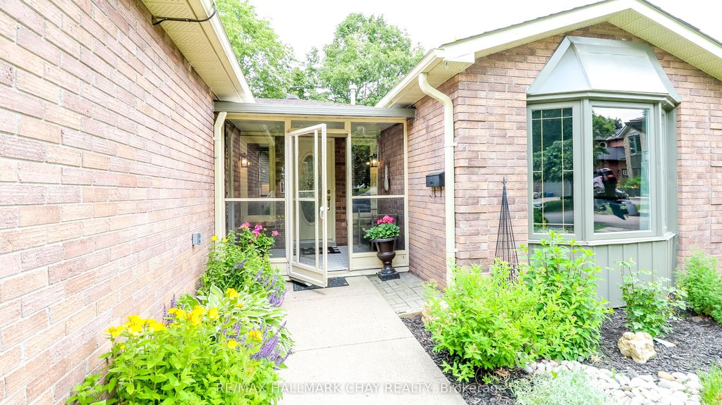 Photo of 14 Autumn Lane, Barrie, ON L4N 6G8 (MLS # S12980092)