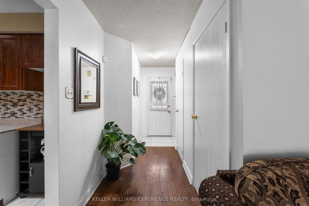 Photo of 4 Sunshine Drive, Richmond Hill, ON L4C 8K8 (MLS # N12849076)