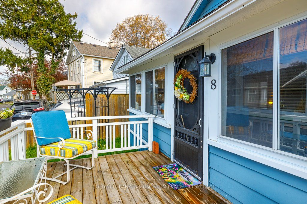 8 Loomis Crescent