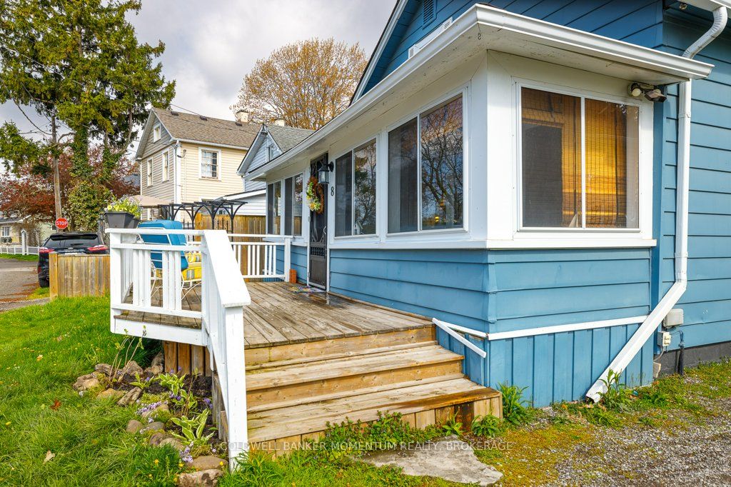 8 Loomis Crescent