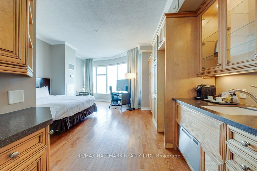 Photo of 1 King Street W #4305, Toronto, ON M5H 1A1 (MLS # C12730578)