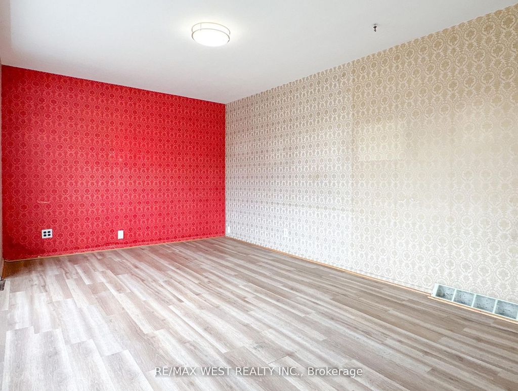 Photo of 32 Broadleaf Road, Toronto, ON M3B 1C2 (MLS # C12936244)