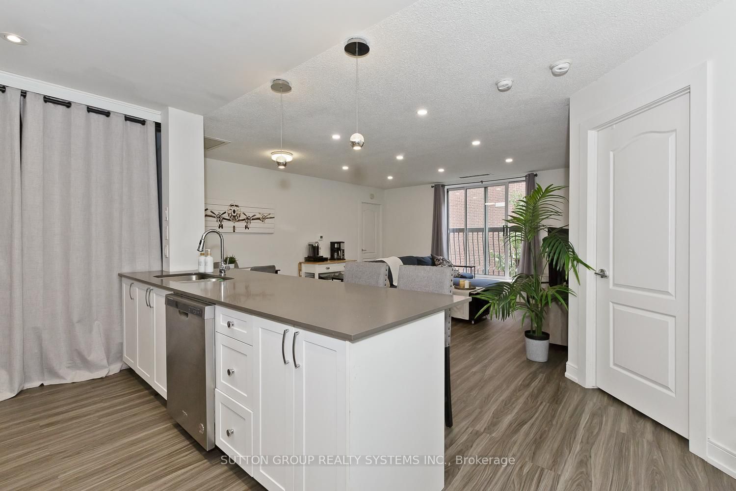 4198 Dundas Street W 311