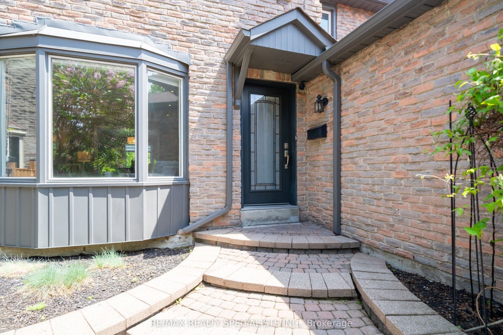 Photo of 4021 Sasha Court, Mississauga, ON L4W 3K9 (MLS # W13602958)