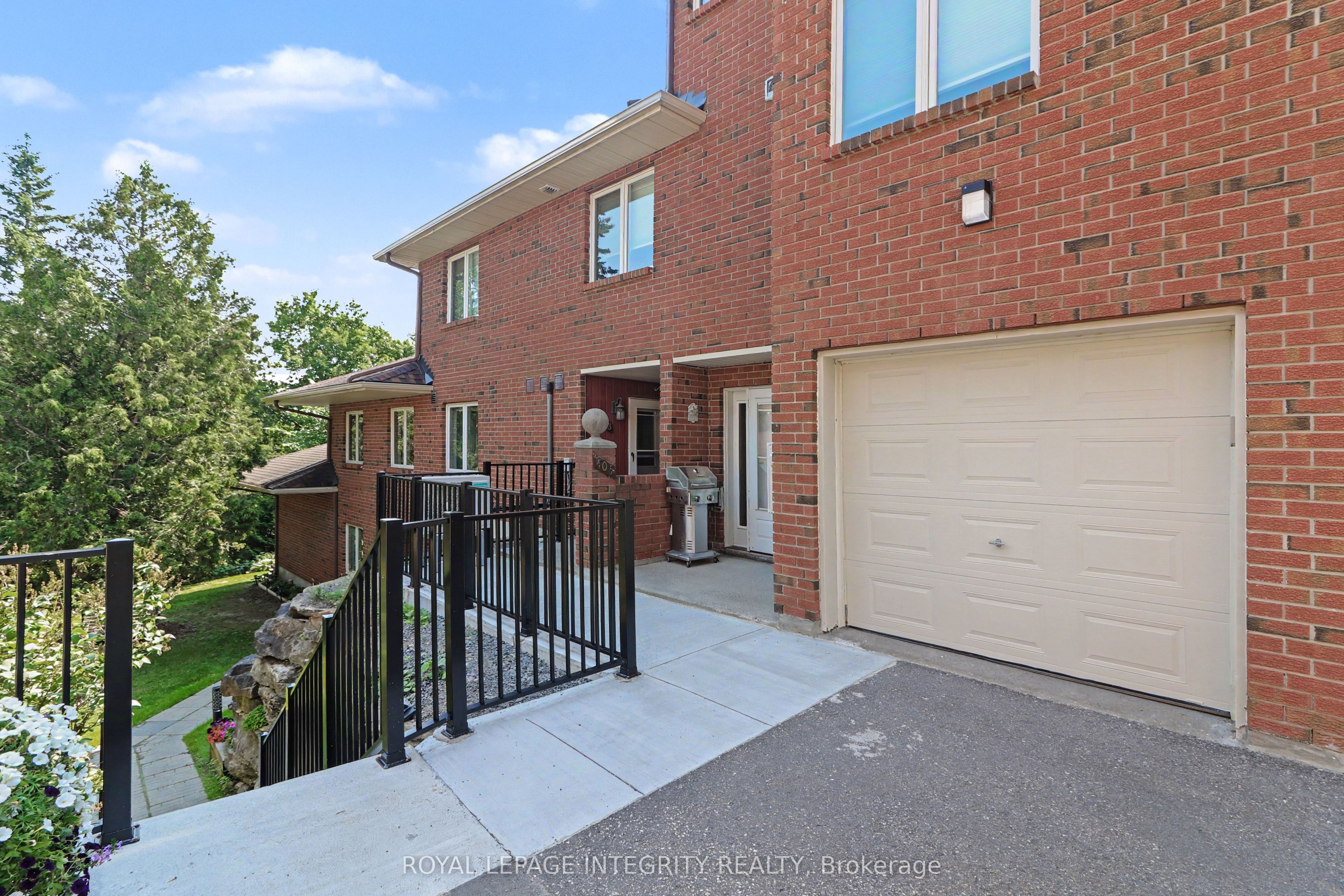 Photo 1 of 35 — 403 Stratas Circuit 26, Kanata, ON K2L 3K6