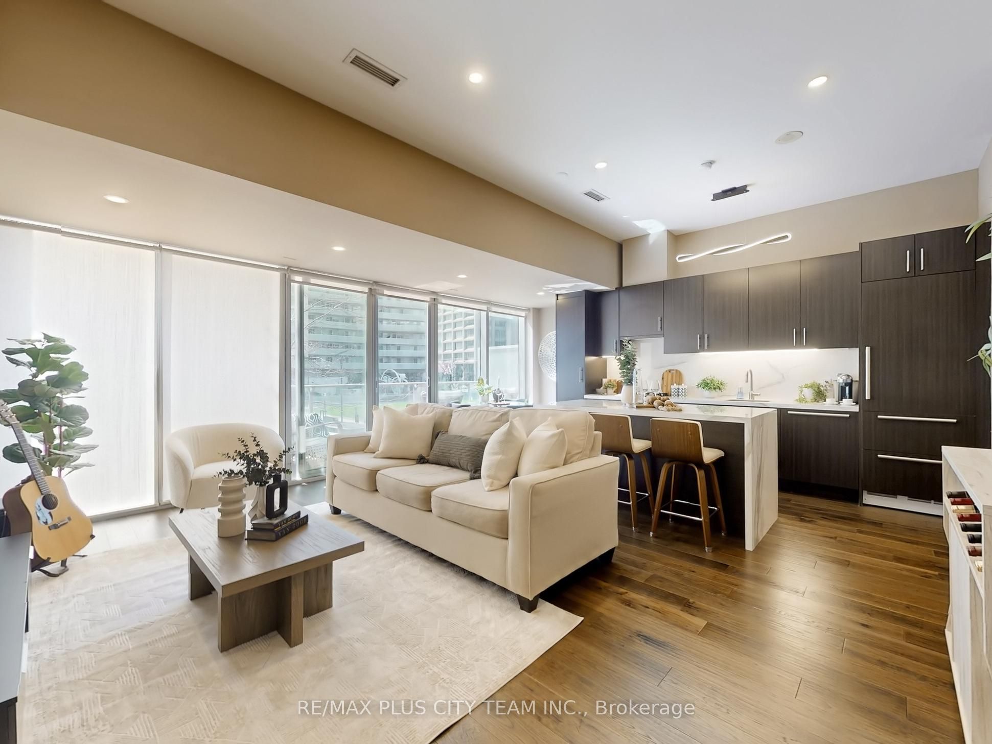 39 Queens Quay E 202