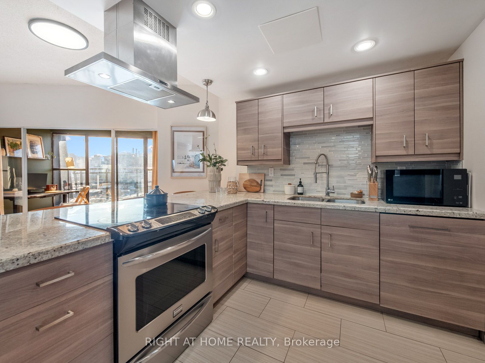 456 College Street 815