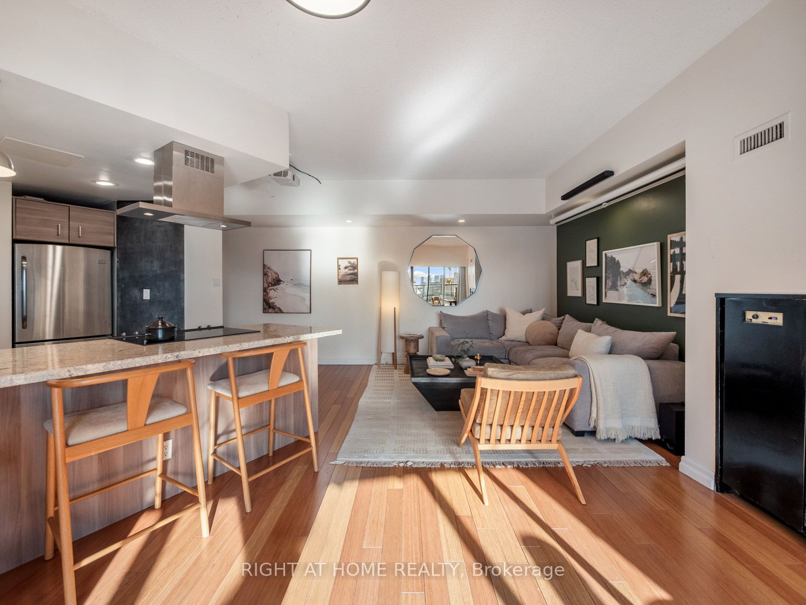 456 College Street 815