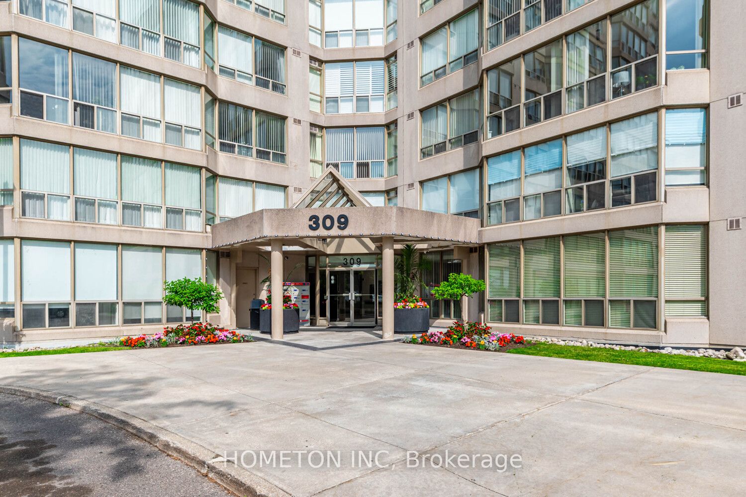 309 Major Mackenzie Drive E 323